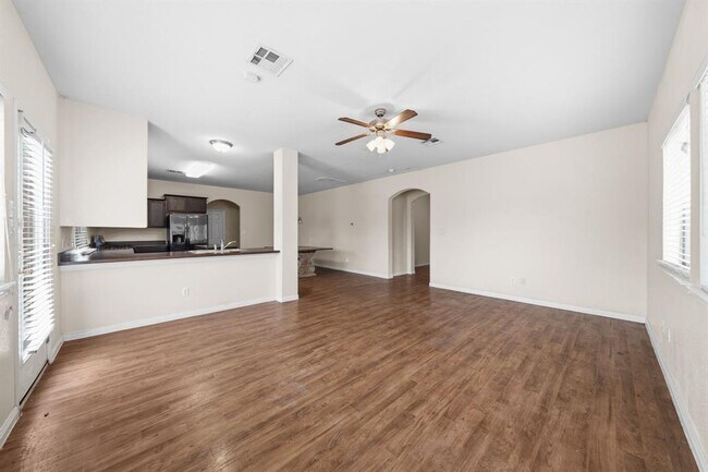 Building Photo - 601 Silver Wing Dr