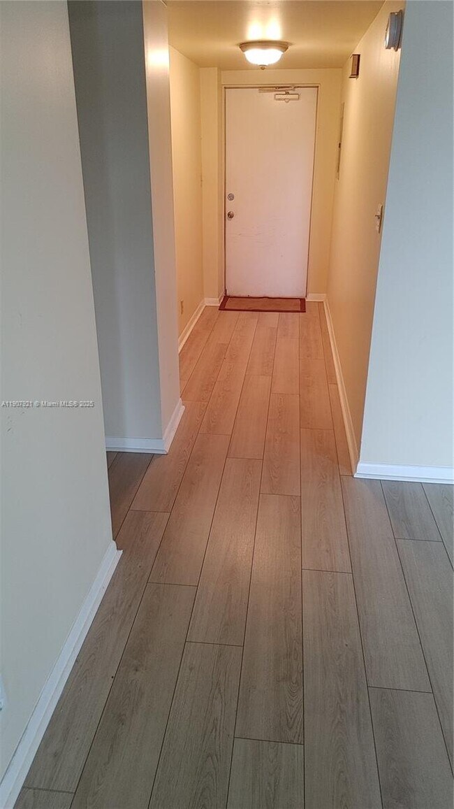 Building Photo - 3575 Brokenwoods Dr