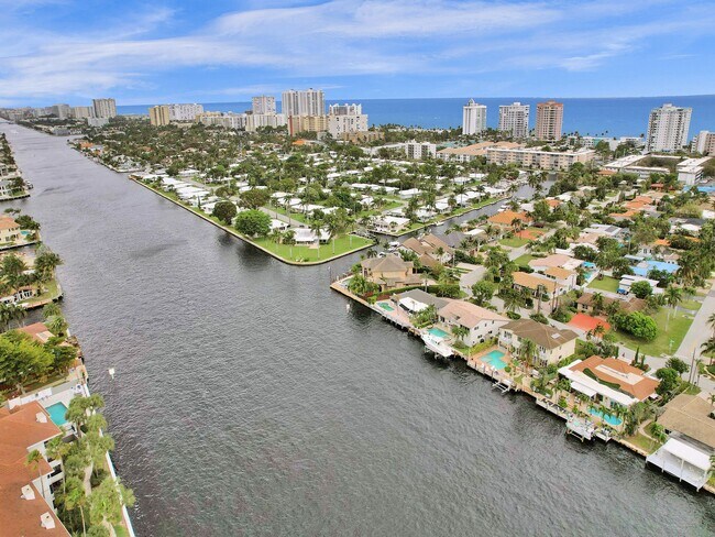 Building Photo - 3200 Port Royale Dr S
