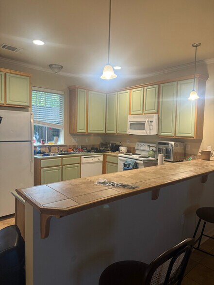 Building Photo - 2405 Brightside Dr