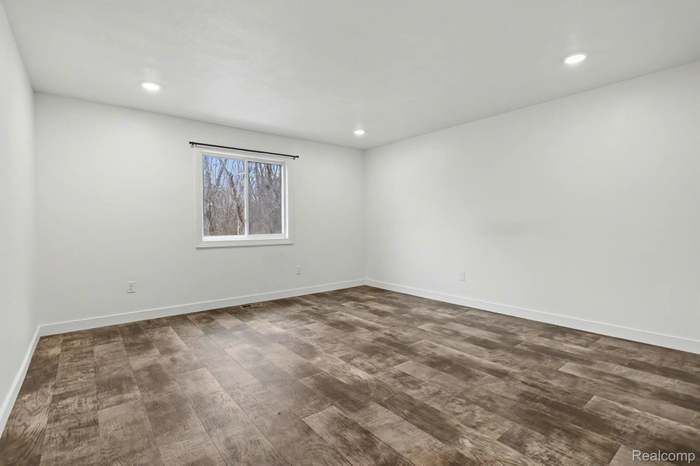 Building Photo - 529 Swan River Dr