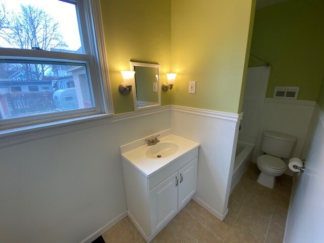 Bathroom - 231 Calkins Ave SE