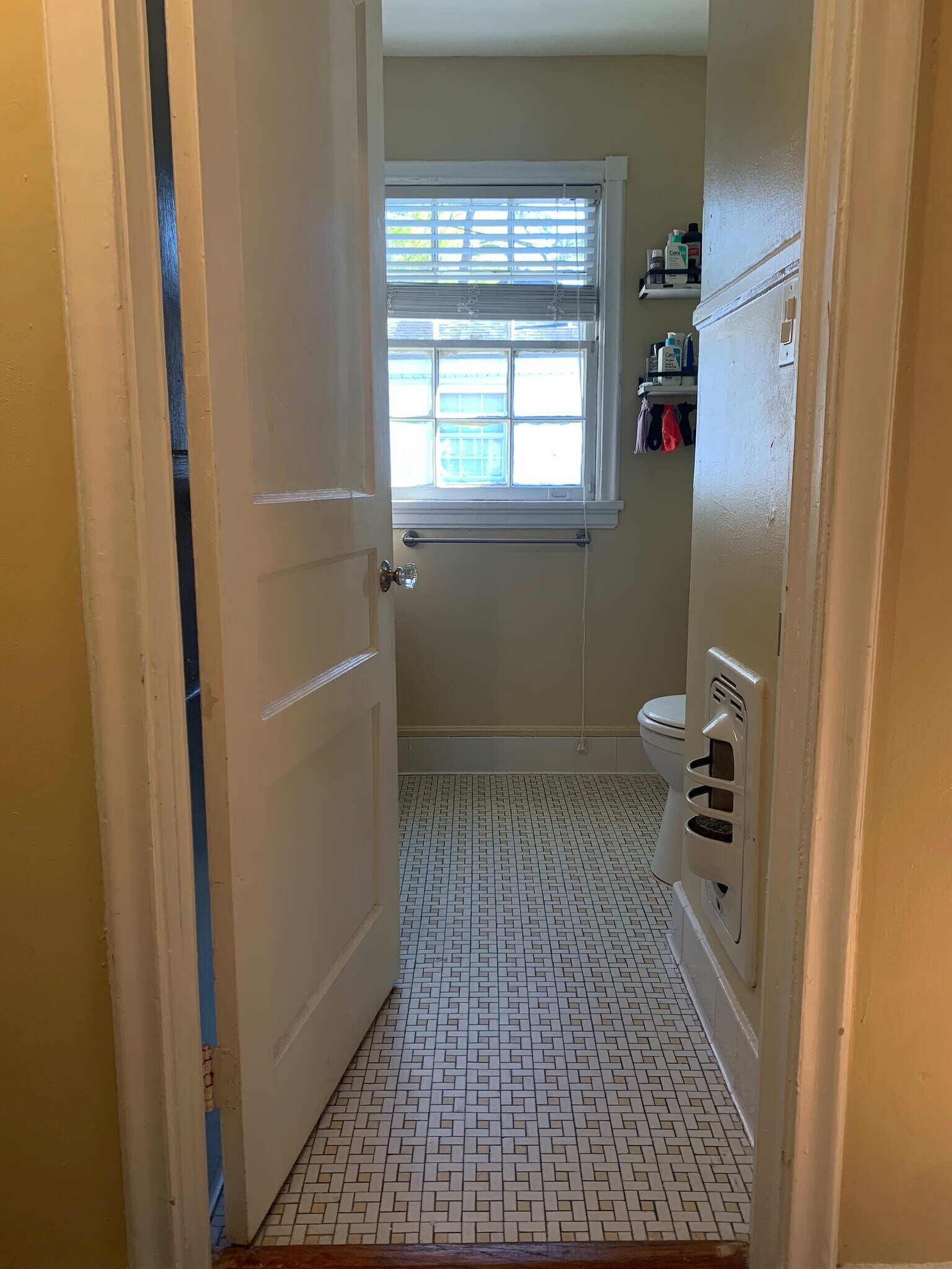 11 - Hall Bathroom 1 - 810 Rittiner Dr