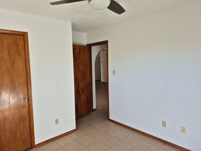 Building Photo - 3 Bedroom 2 Bath