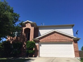 Building Photo - 4 Bed 2.5 Bath Home with Yard in Kyle