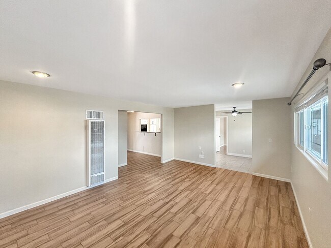 Building Photo - Beautiful 3B/2BA w/ Updated Kitchen and Pool in Clairemont!