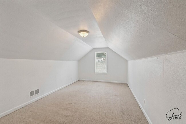Building Photo - $1350 3 bedroom bungalow Eastpointe