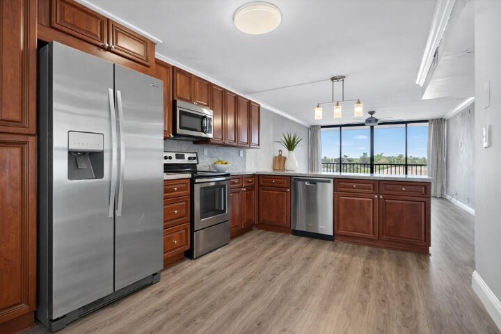 Building Photo - 6 Royal Palm Way