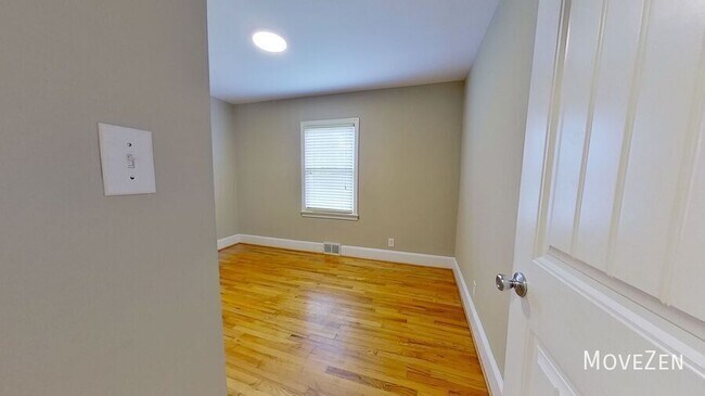 Building Photo - 2301 Cherokee Ln