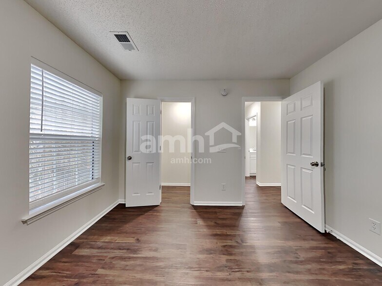 Building Photo - 125 Ducane St