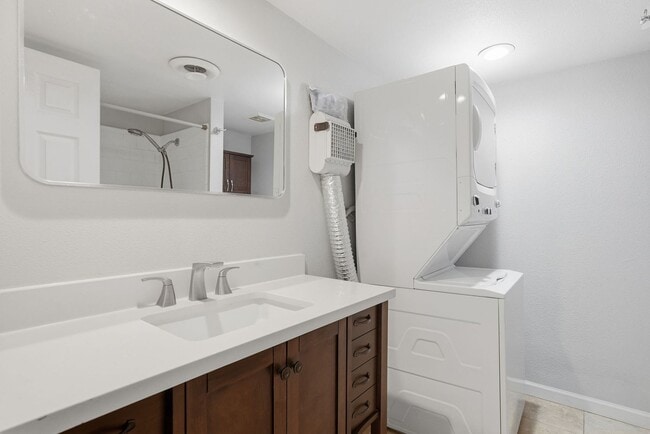 Building Photo - **Charming Condo Located in Central Phoenix**