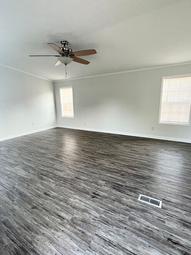 Building Photo - Move in ready!! 2BD/2BA spacious mobile home!