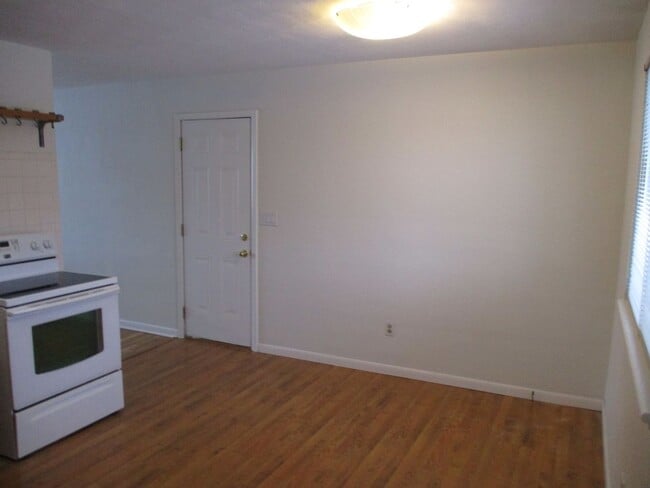 Building Photo - 3 Bedroom/1.5 Bath Brick Ranch In Miamisburg