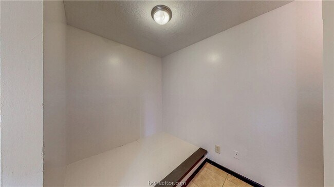 Building Photo - 725 Peppertree Dr