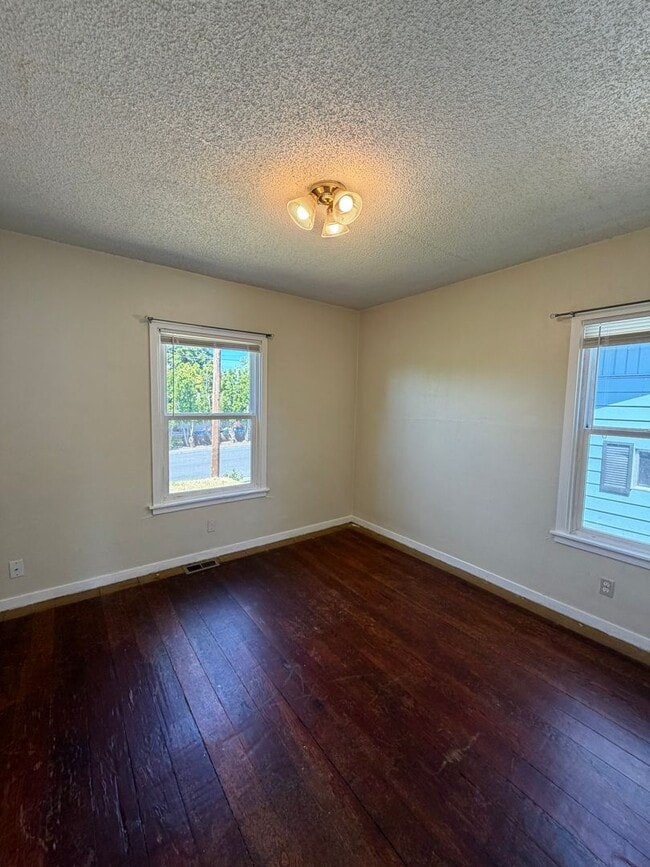 Building Photo - Adorable House with Large Yard, 1.2 Miles from Oregon Tech and Sky Lakes Medical Center!