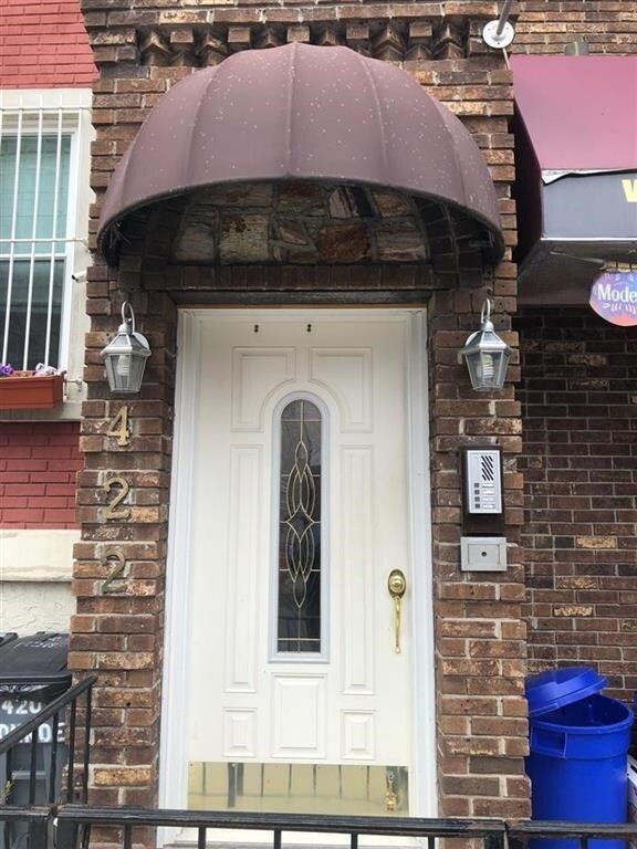 Building Photo - 422 Monroe St