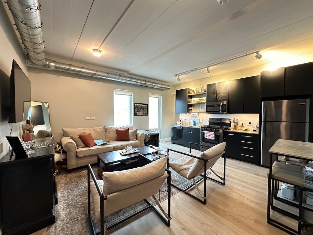 Building Photo - 941 W Belmont Ave