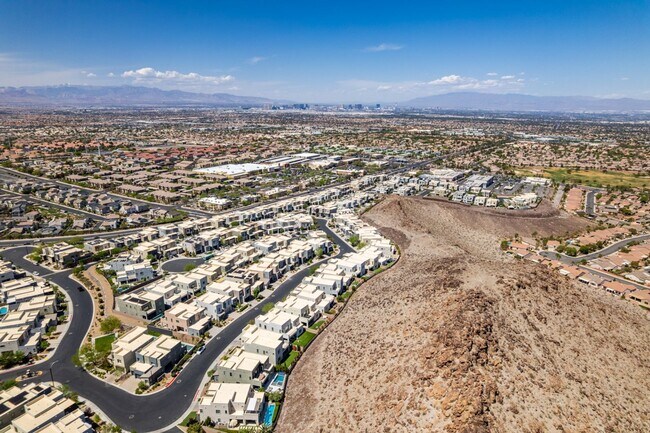 Building Photo - Luxury Rental with Mountain Views in Gated Henderson Community