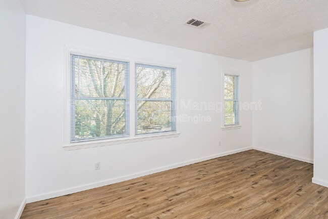 Building Photo - 1303 Sweet Pine Dr