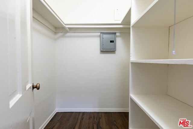 Building Photo - 961 N Doheny Dr