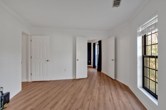 Building Photo - 25109 Plantation Dr NE