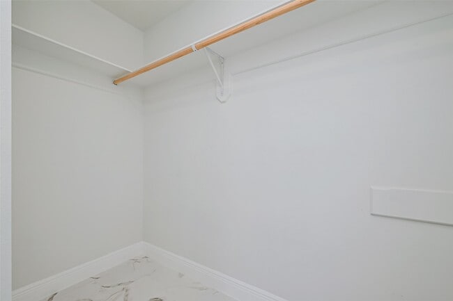 Building Photo - 16015 Surrey Woods Dr