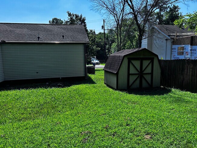 Building Photo - Large three bedroom, one and a half bath t...