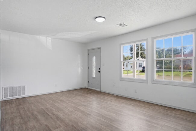 Building Photo - 549 E Ercoupe Dr