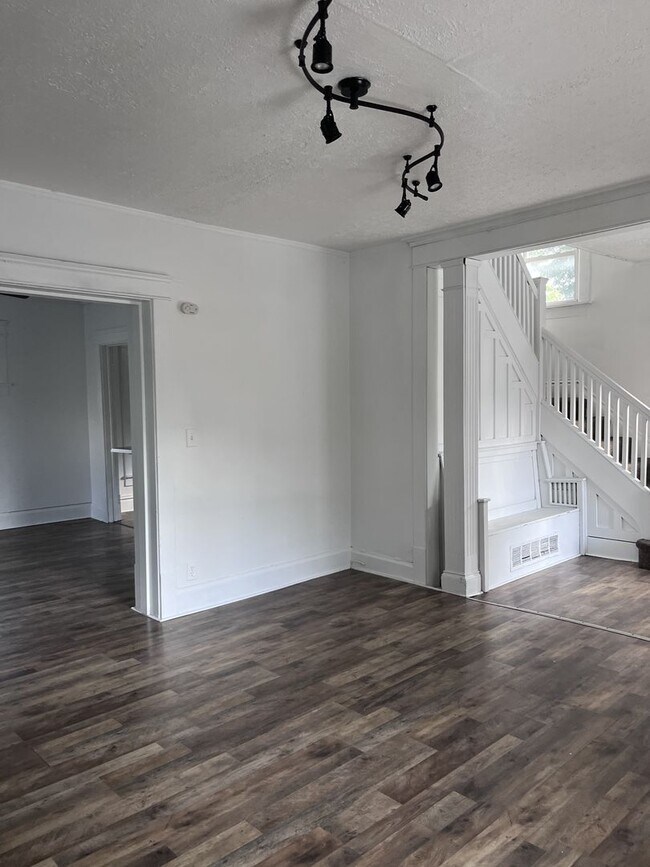 Building Photo - Classic Colonial Charm with Modern Comforts –  3 Bedroom Home!