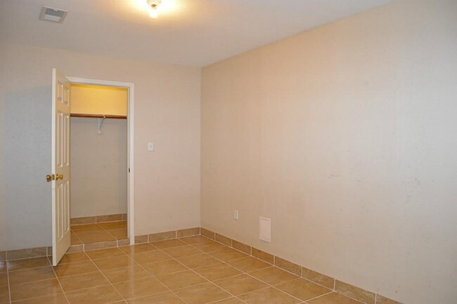 Building Photo - 13115 Pebblewalk Cir S