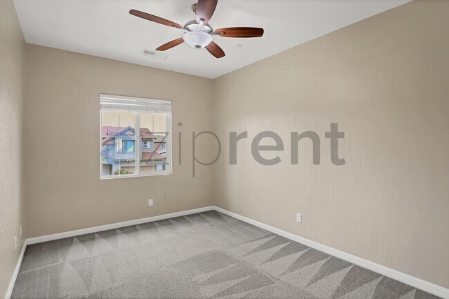 Building Photo - Unit