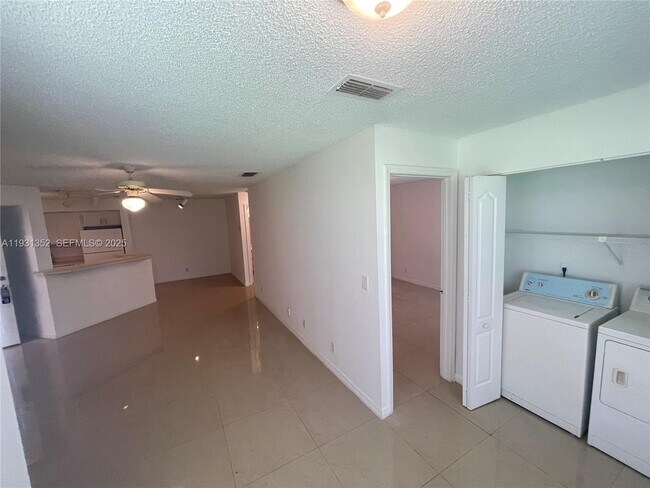 Building Photo - 3370 Pinewalk Dr N