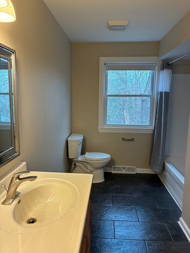 Building Photo - 127 Hickory Rd