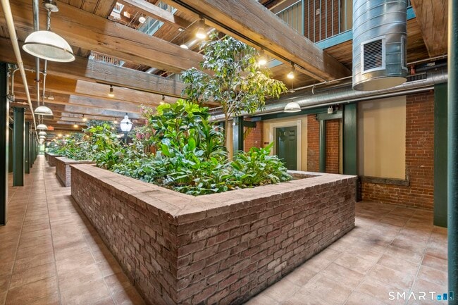 Building Photo - 145 Canal St E