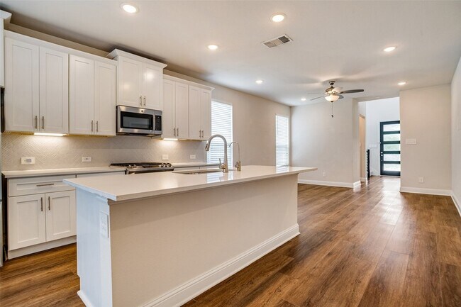 Building Photo - 10950 Downy Cup Dr