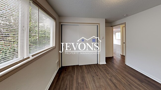 Building Photo - Charming duplex in a walkable location near the University of Puget Sound