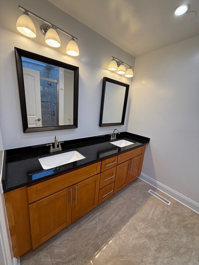 Building Photo - 5747 N Sheridan Rd