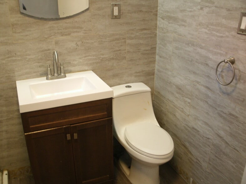 Building Photo - 5301 Glenwood Rd