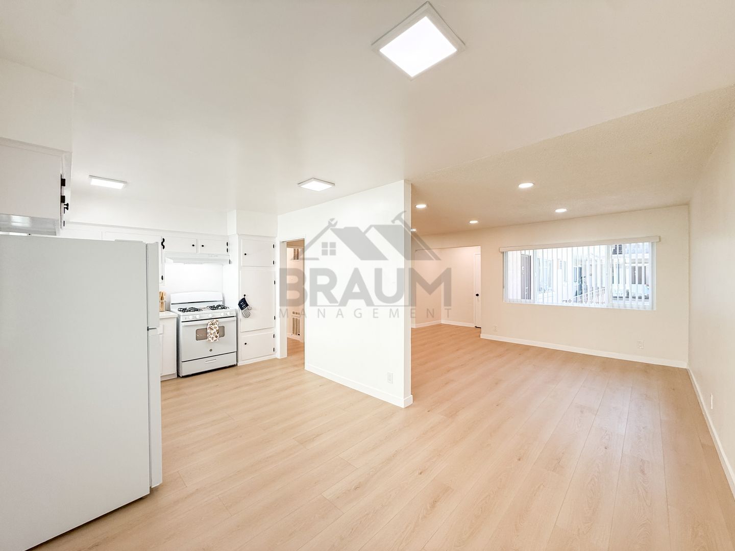 Building Photo - 13129 Oxnard St