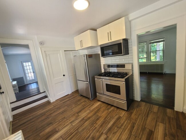 Building Photo - 4 bedrooms and 1.5 bathrooms, this home of...