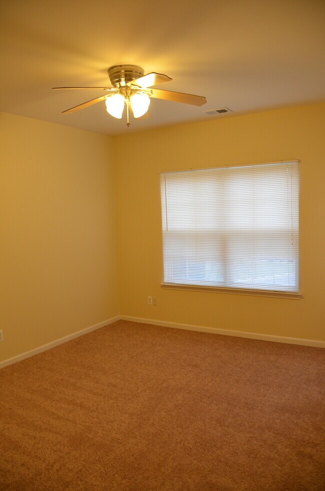 Building Photo - 474 Village Dr