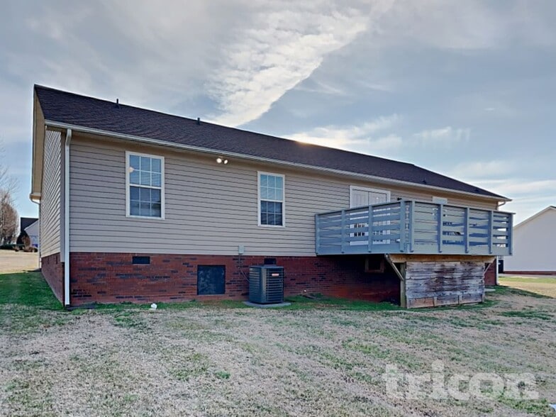 Building Photo - 137 Deercroft Dr
