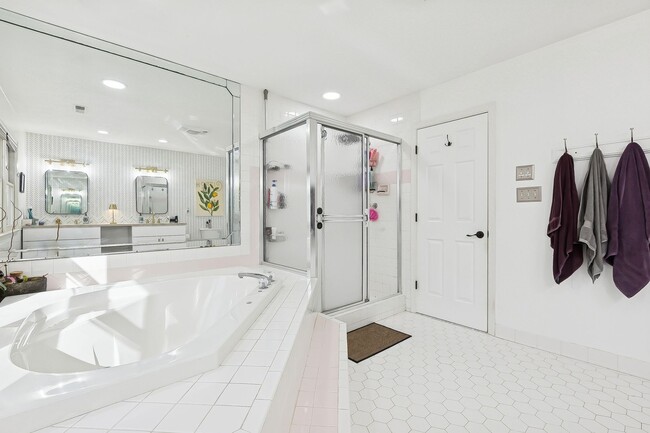 Building Photo - Move In Ready 4 Bedroom House in Yorktown!