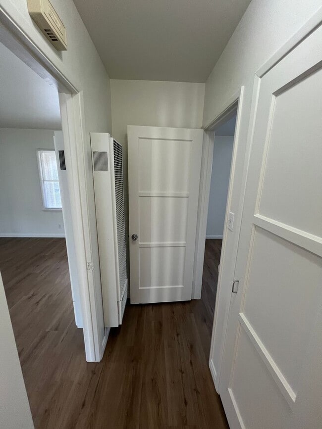 Building Photo - Mid Town Adorable Home!