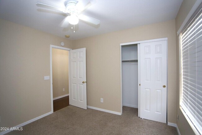 Building Photo - 1130 W Raven Dr