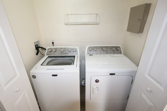 Building Photo - 2716 Goyne Loop