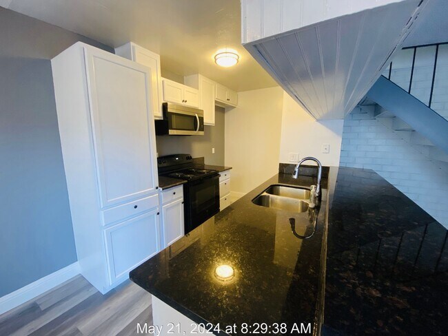 Building Photo - Cozy 2 Bedroom Townhome