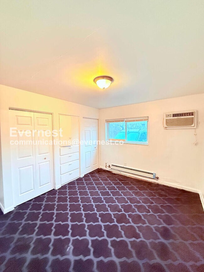 Building Photo - 15601 Schoolcraft Rd