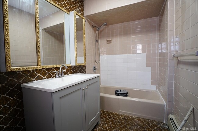 Building Photo - 91-06 97th Ave