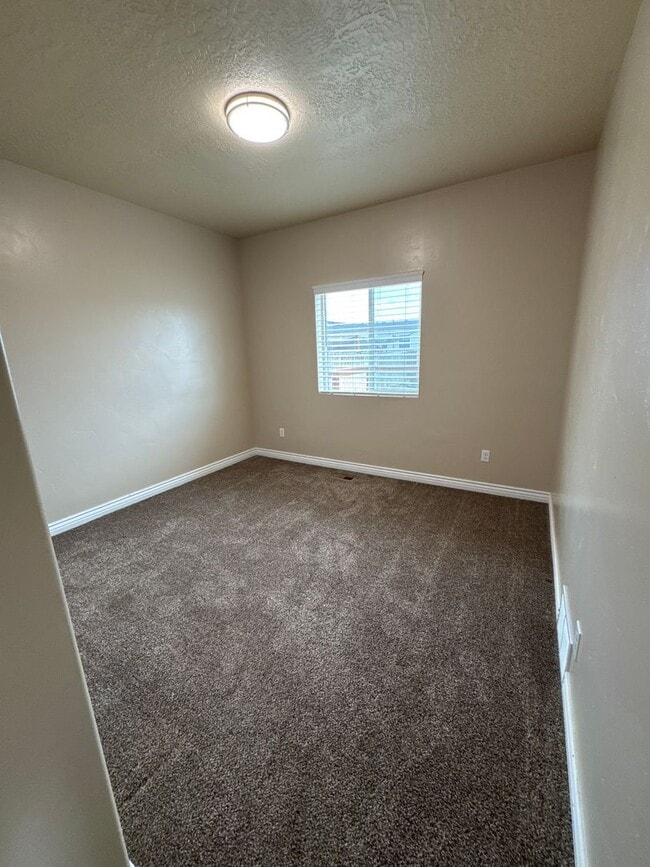 Building Photo - Beautiful 6 bedroom Single Family Home